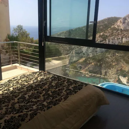 Priscilla Вилла *