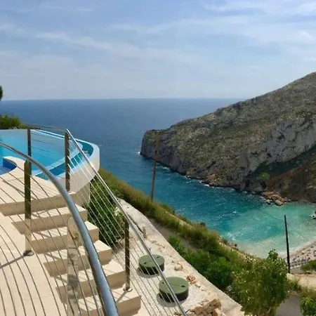 Priscilla Вилла *